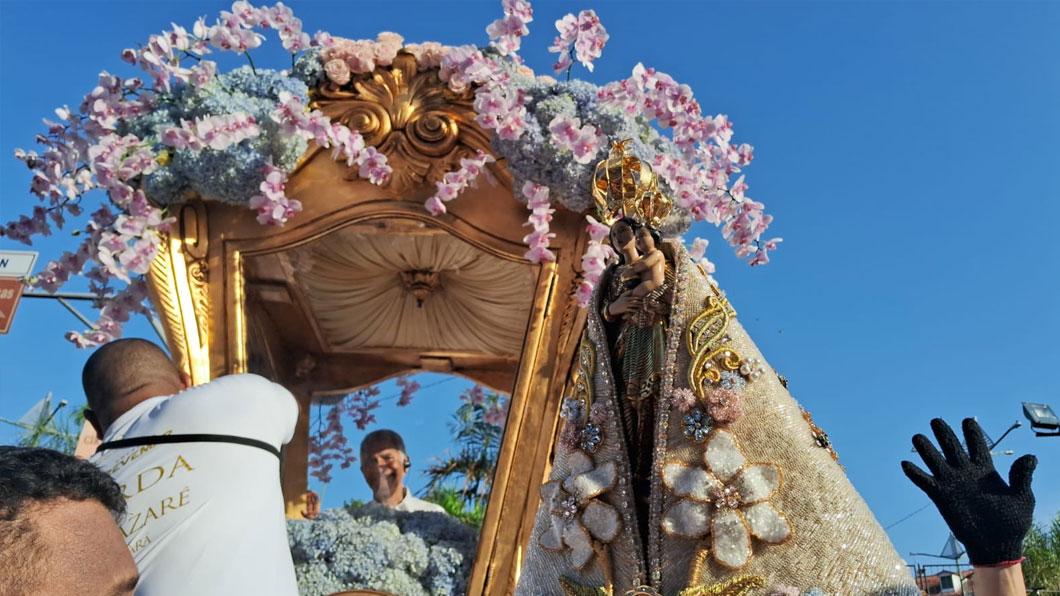 A imagem peregrina foi colocada na berlinda, emocionando os fiéis.