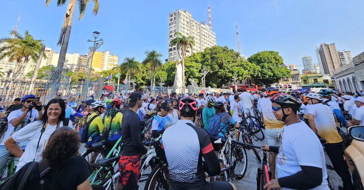 Ciclistas se reuniram em frente à Basílica Santuário de Nazaré antes da saída da procissão pelas ruas de Belém