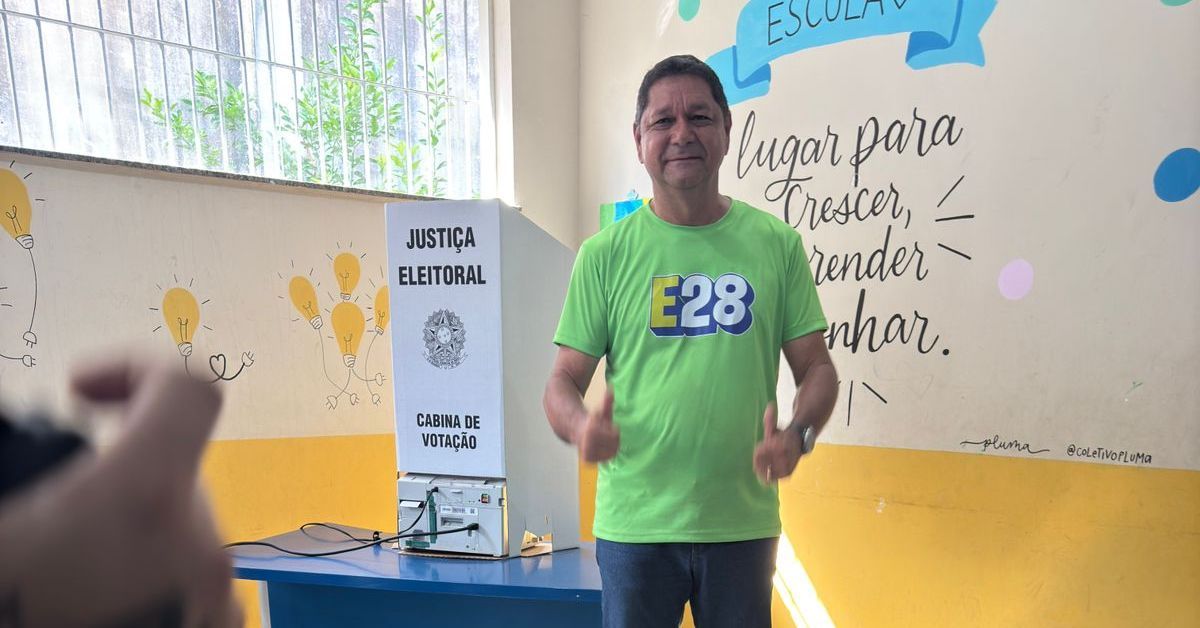 Candidato Delegado Eguchi (PRTB) no local de votação