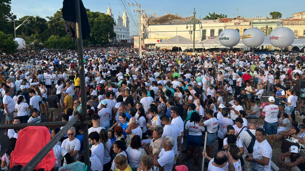 Uma multidão de fiéis lotava as ruas de Belém esperando a imagem de Nossa Senhora passar.