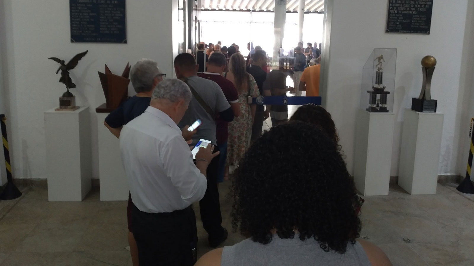 Número de torcedores na sede social do Clube do Remo é tão grande que foi preciso organizar duas filas.