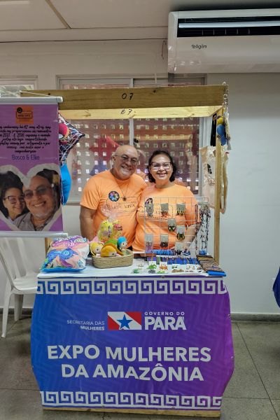 O casal João Bosco e Elke Lima utiliza o artesanato como complemento da renda mensal.