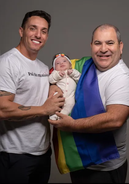 Pais homoafetivos e a experiência com barriga solidária