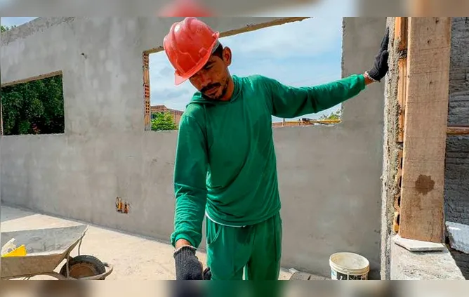 A obra de reconstrução da Escola Gaspar Vianna também beneficiou trabalhores  gerando empregos na região.