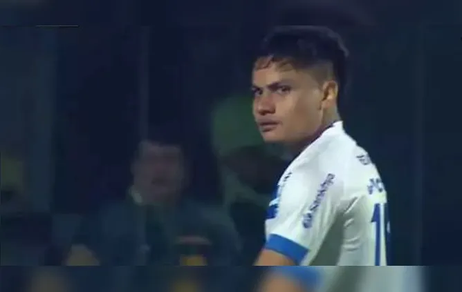 Encarada de Esli Garcia na direção de Hélio dos Anjos, durante o jogo contra o Goiás. repercutiu na torcida bicolor, que se posicionou contra o treinador.