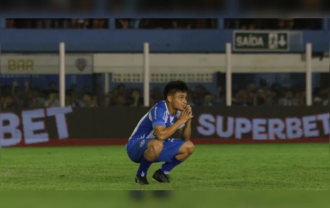 Após a vitória sobre o Brusque, Esli Garcia permaneceu no gramado por um longo tempo.