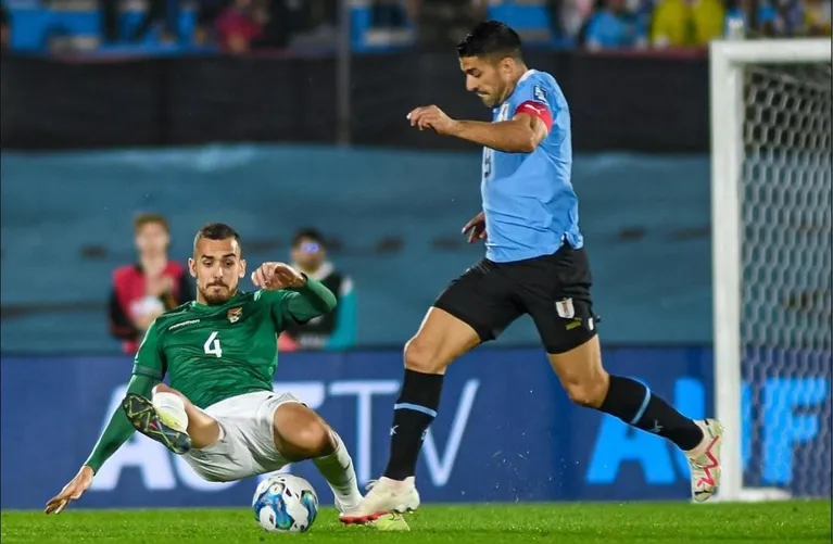 Haquin dando carrinho em Luís Suárez