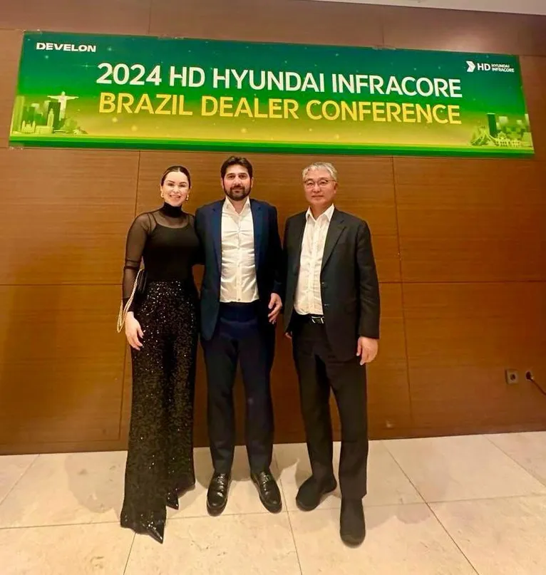 Na foto, o empresário Alexandre Zucatelli e sua esposa Rafaela, ao lado de Seunghyun Oh, CEO e Presidente
Mundial da Develon / HD Hyundai Infracore