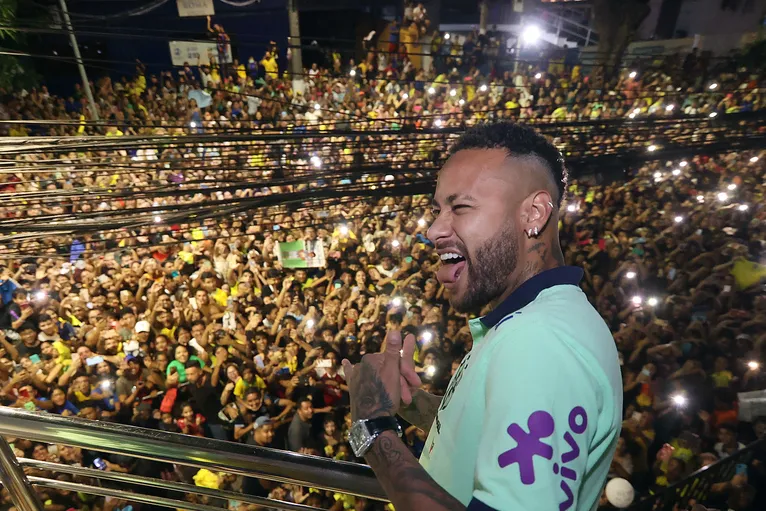 Neymar acena para a torcida em Belém.