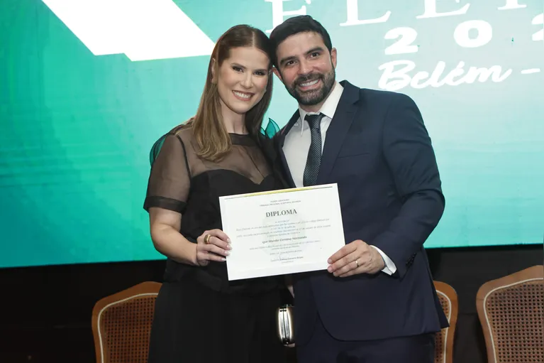 Igor Normando e a esposa, Fabíola Normando, na cerimônia de diplomação