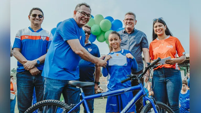 As crianças com as melhores notas receberam uma bicicleta cada como presente e incentivo aos estudos