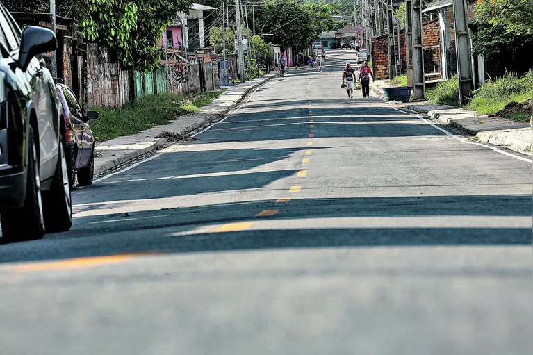 Moradores do Tapanã celebram asfalto nas ruas