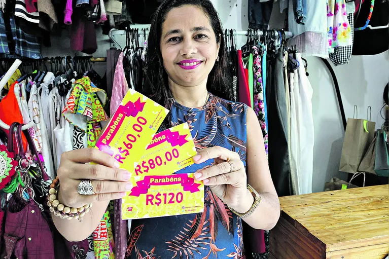 Cyrlene Serra está oferecendo até vale compras para os seus clientes presentearem no seu brechó.