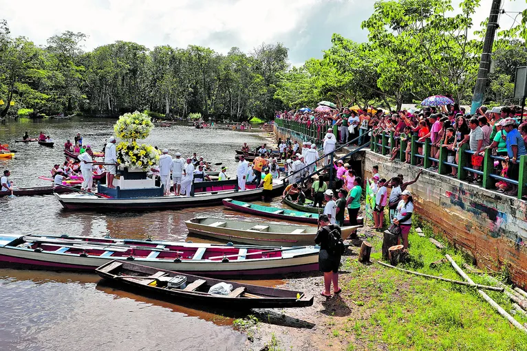 O tradicional Círio Fluvial de Nossa Senhora Imaculada Conceição ou Círio Fluvial de Caraparu, comunidade distrito do município de Santa Izabel do Pará, que chega a 106ª edição.