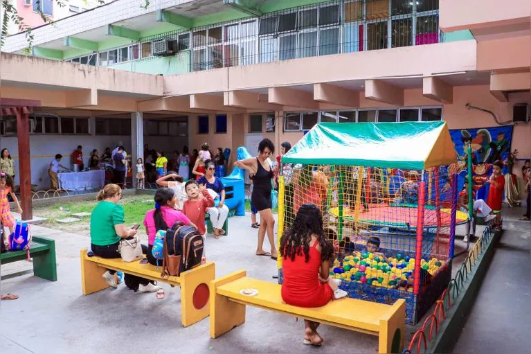 A programação incluiu a presença do Papai Noel, entrega de presentes, lanches e brincadeiras com brinquedos como pula-pula e piscina de bolinhas.