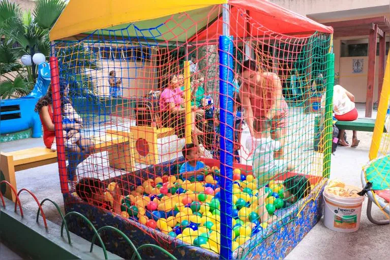 Brincadeiras com brinquedos como pula-pula e piscina de bolinhas.