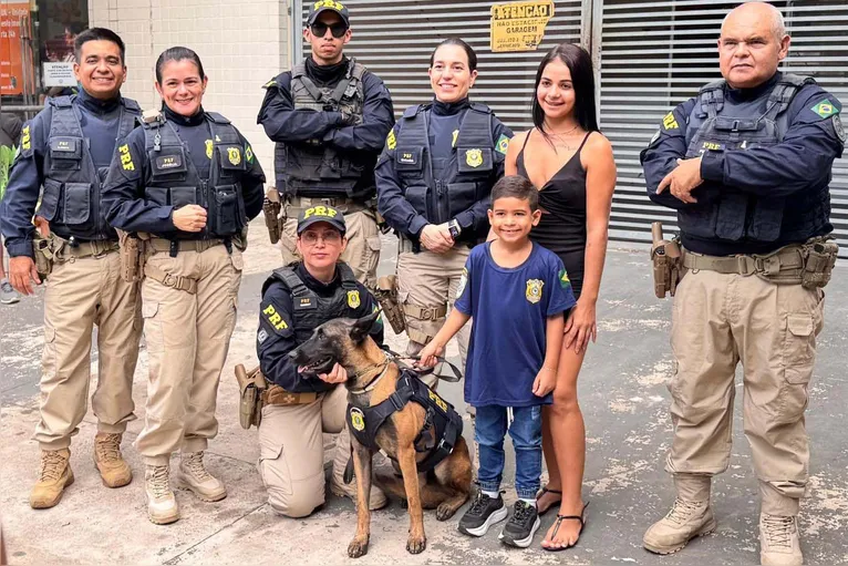 Criançada também fez a festa com os policiais