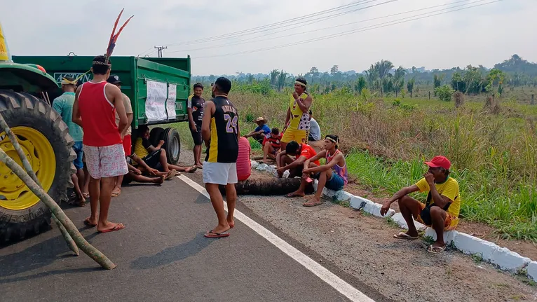 O protesto, iniciado por volta das 7h30, interrompeu o tráfego em ambos os sentidos da rodovia