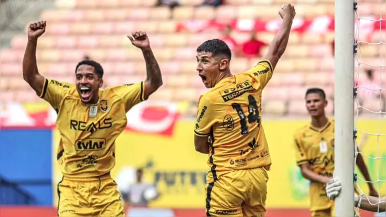 Iván Alvariño (14) comemorando gol pelo Amazonas contra o CRB na Série B