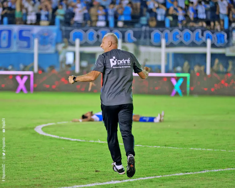 Márcio Fernandes invadiu o campo no gol da virada do Paysandu, aos 45 minutos do segundo tempo