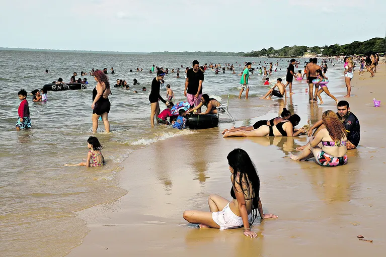 As praias da Ilha de Caratateua, Outeiro, são boas opções para quem quer pegar uma praia ou fazer um almoço com o pé na areia, sendo a opção dentro da Grande Belém