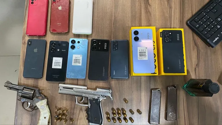 Durante a ação, diversos itens como celulares, armas de fogo e munição foram apreendidos.