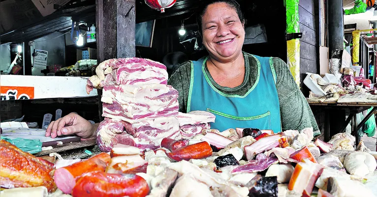 Tânia vende produtos para quem vai preparar uma boa feijoada ou uma maniçoba