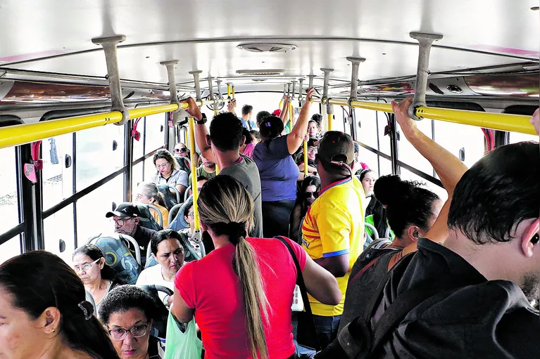 Ananindeua, Pará, Brasil, Caderno cidade-  Transporte público em Ananindeua, pessoas no fim de linha reclamam do abandono e lotação.
11/11/2024
foto celso Rodrigues/ diário do Pará.