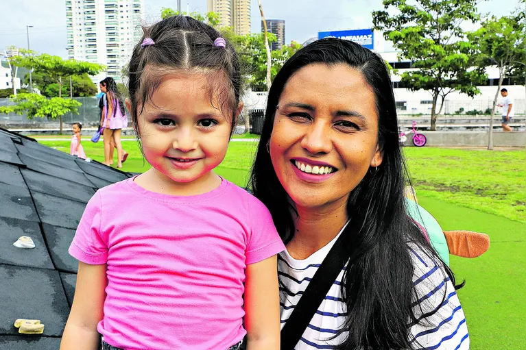 Vanessa Pamplona com a filha Maitê no Porto Futuro