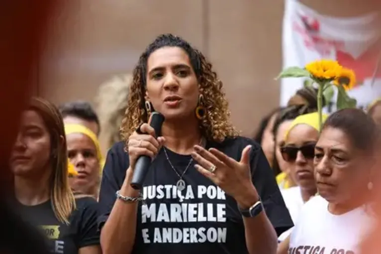 A ministra da Igualdade Racial e irmã de Marielle Franco, Anielle Franco durante ato que pede Justiça por Marielle e Anderson, em frente ao Tribunal de Justiça, no centro do Rio de Janeiro.