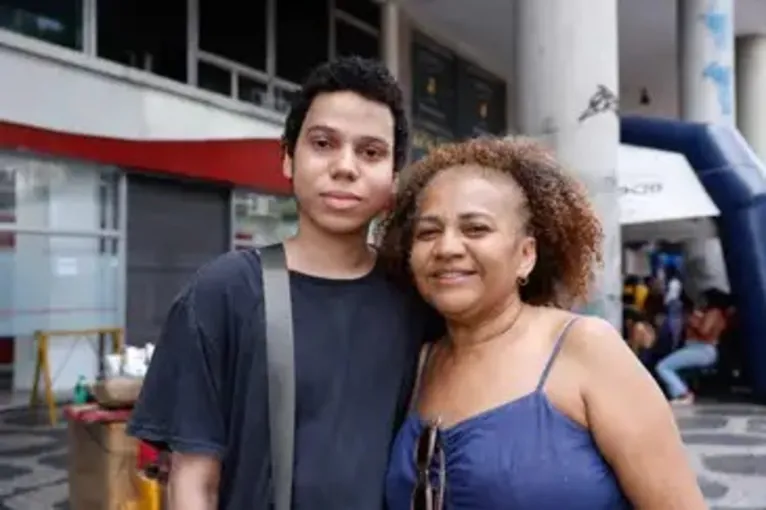 O candidato Luiz Eduardo Rodrigues e sua mãe, Ana Cristina da Silva, chegam para primeira etapa do Exame Nacional do Ensino Médio (Enem) de 2024, na Universidade Estácio de Sá, no centro da cidade.