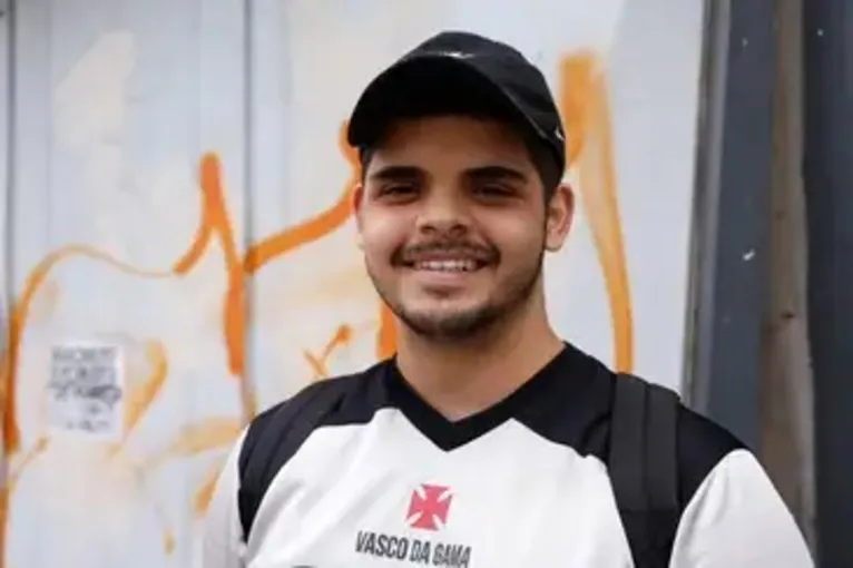 O candidato José Paulo Tavares chega para primeira etapa do Exame Nacional do Ensino Médio (Enem) de 2024, na Universidade Estácio de Sá, no centro da cidade.