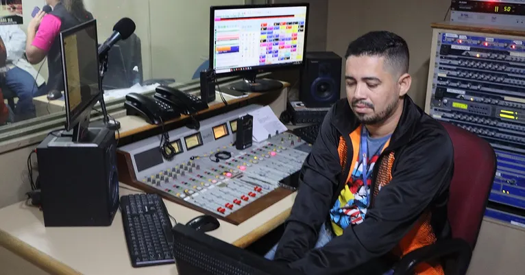 O operador de mídia audiovisual Igor Oliveira no exato momento em que o sinal da Rádio Clube na AM 690 foi encerrado.