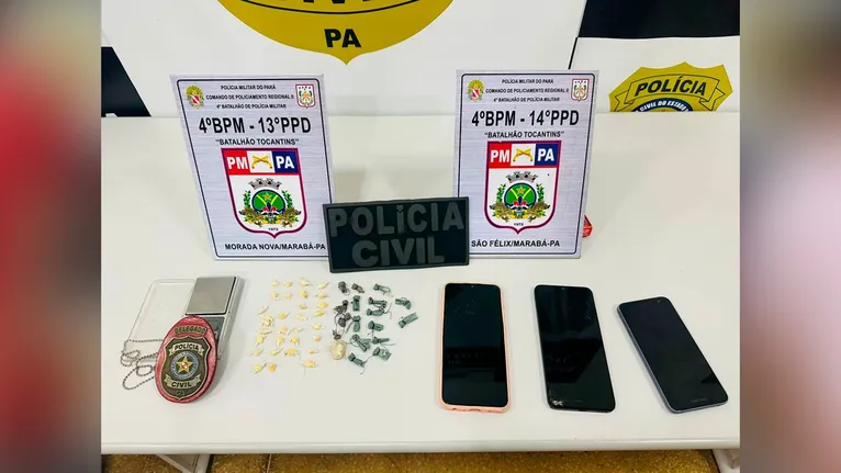 No local, a polícia apreendeu 31 porções de substância similar ao crack e, em outro ponto próximo, mais 18 porções, totalizando 49 volumes de drogas.