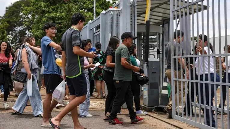 A nova resolução permite que as alterações curriculares do ensino médio possam ser implementadas já no anos de 2025, e passam a ser obrigatória a partir do início do ano letivo de 2026.