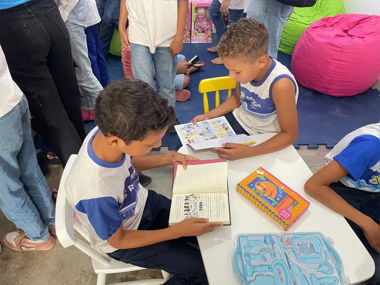 Salas de leituras com 400 livros foram implementadas nas escolas.