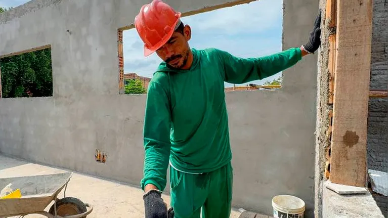 A obra de reconstrução da Escola Gaspar Vianna também beneficiou trabalhores  gerando empregos na região.