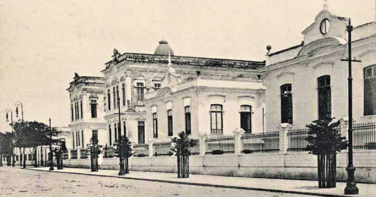 A rua no início do século XX, em frente à Santa Casa