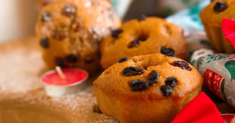 Bolinho de laranja com uvas passas