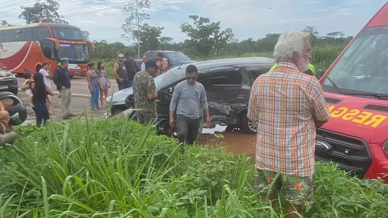 O outro veículo também teve bastante avarias