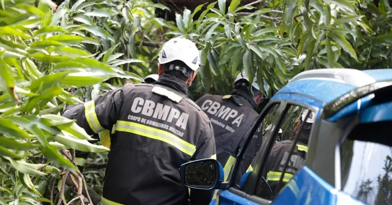 Corpo de Bombeiros também trabalha no local para liberar a pista para a passagem de veículos