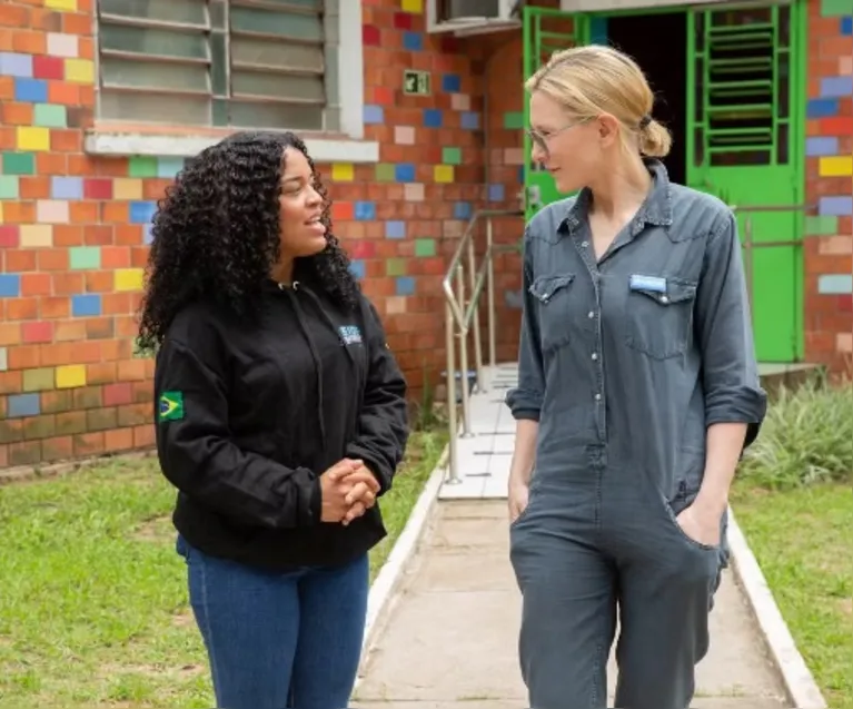 Cate Blanchett teve a oportunidade de dialogar com refugiados e brasileiros afetados pelas inundações.