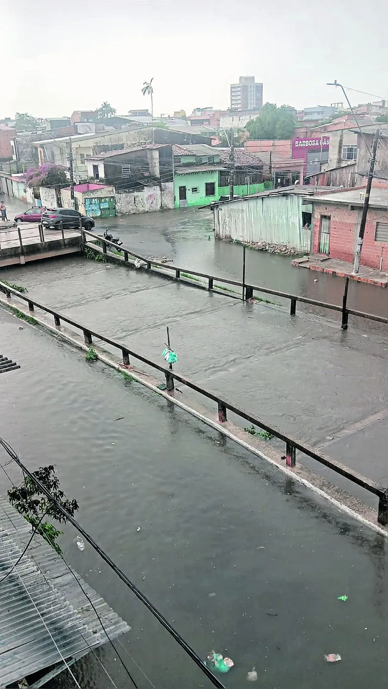 A água também transbordou no canal da Pirajá na última semana.