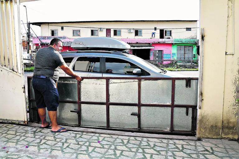 Francisco Júnior construiu uma barreira metálica para evitar que sua casa seja inundada.