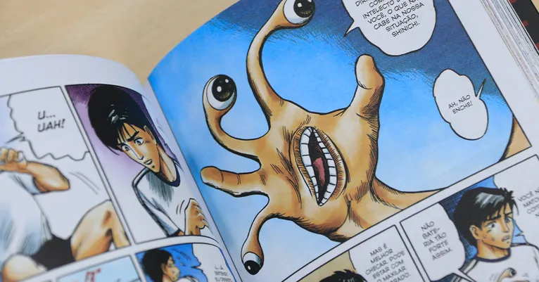 A intensidade de Parasyte ganha nova vida com as páginas coloridas, destacando ainda mais o contraste entre o cotidiano humano e o horror alienígena.