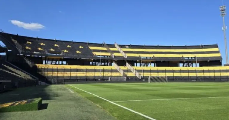 Grandes que separam a torcida visitante dos torcedores locais foram reforçadas pela administração do estádio do Peñarol.