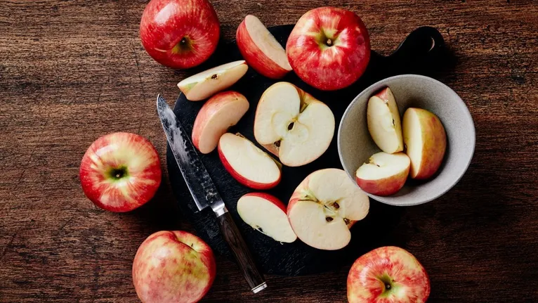 A maçã é rica em fibras e tem baixo índice glicêmico, contribuindo para prolongar a saciedade e diminuir a vontade de comer ao longo do dia