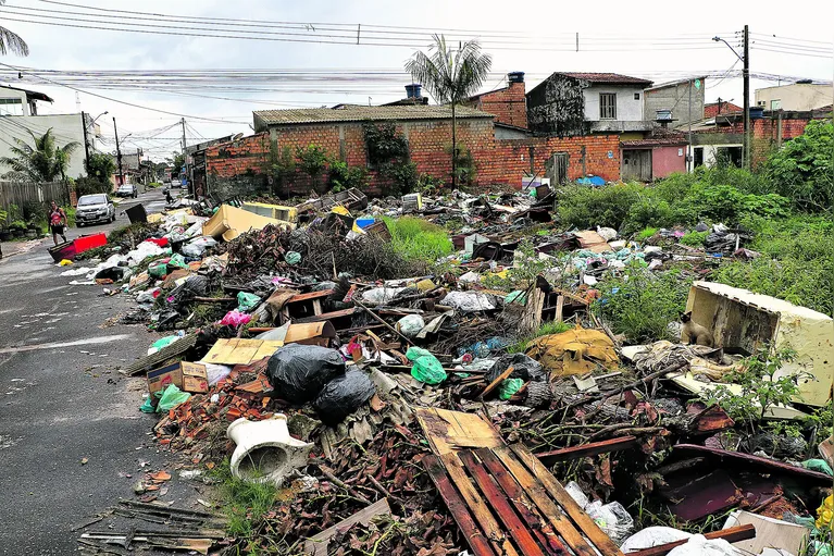 Moradores do segundo município mais populoso do Estado sofrem diariamente com o lixo espalhado em diversos pontos da cidade.