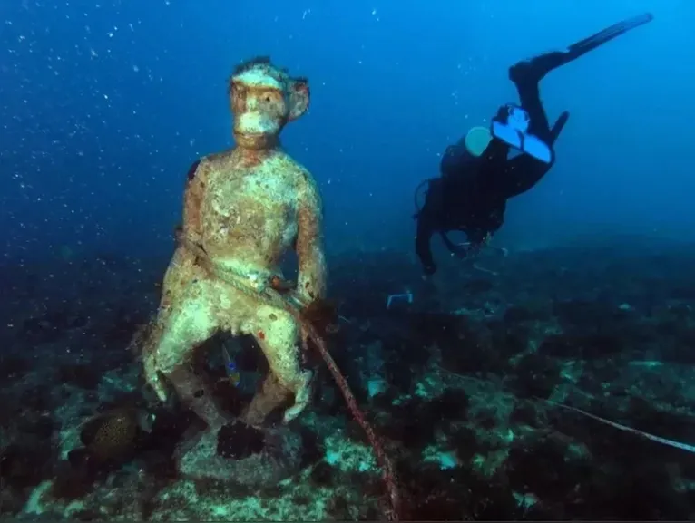 A estátua foi achada dentro d'água com uma corda presa na cintura