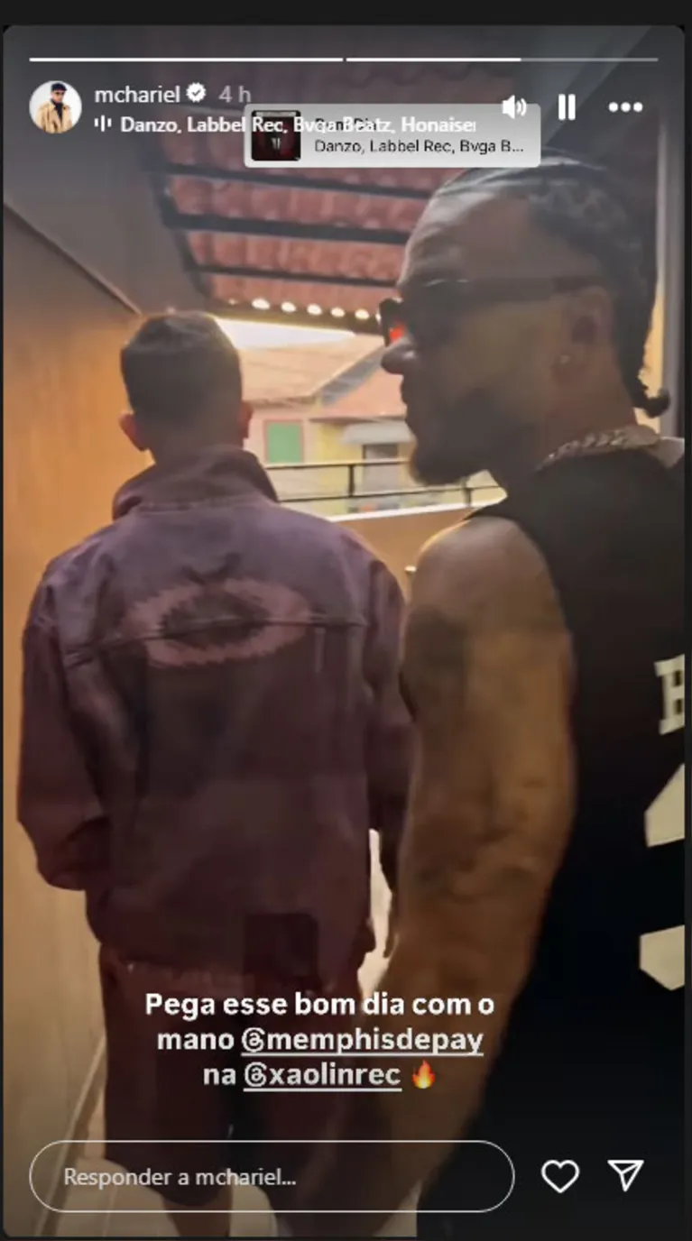 Memphis Depay durante visita à produtora Xaolin Record’s, no ABC Paulista, com o funkeiro MC Hariel.